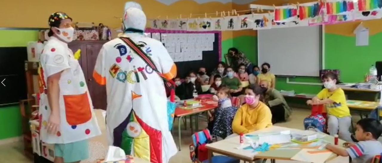 Actuación de los Doctores Sonrisa en un colegio de La Palma