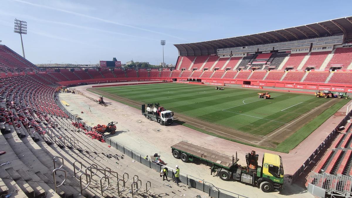 Las obras del estadio de Son Moix se han iniciado hoy con la retirada de los asientos de la zona baja de la Grada Sol.