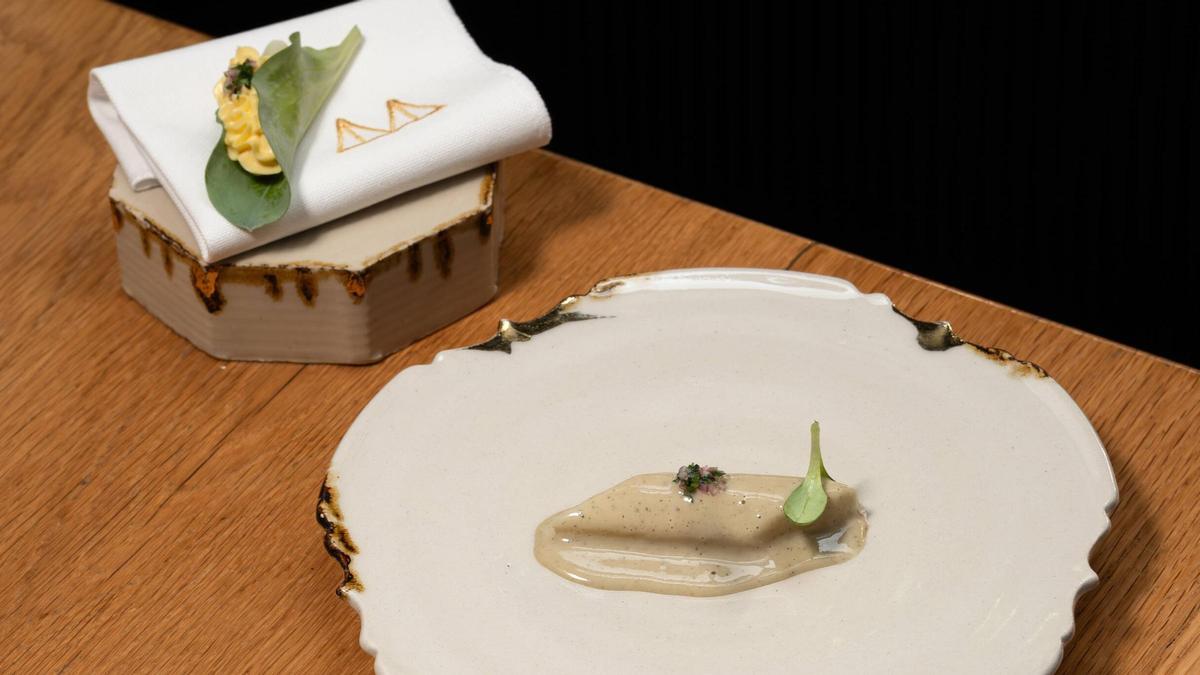 La punta de un espárrago con bearnesa y una emulsión de la hortaliza en una hoja ostra de Mont Bar.