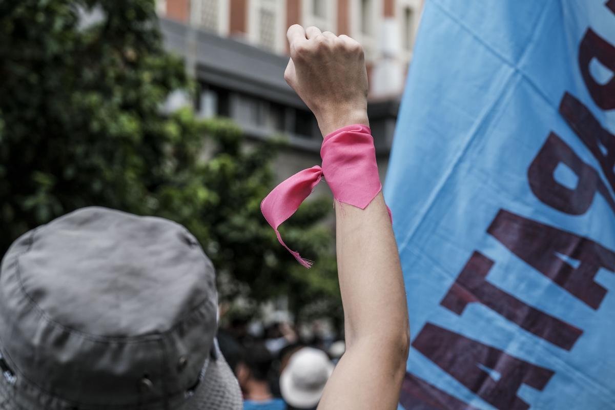 Un manifestante levanta el puño frente a la oficina de la Comisión de Elecciones en Manila