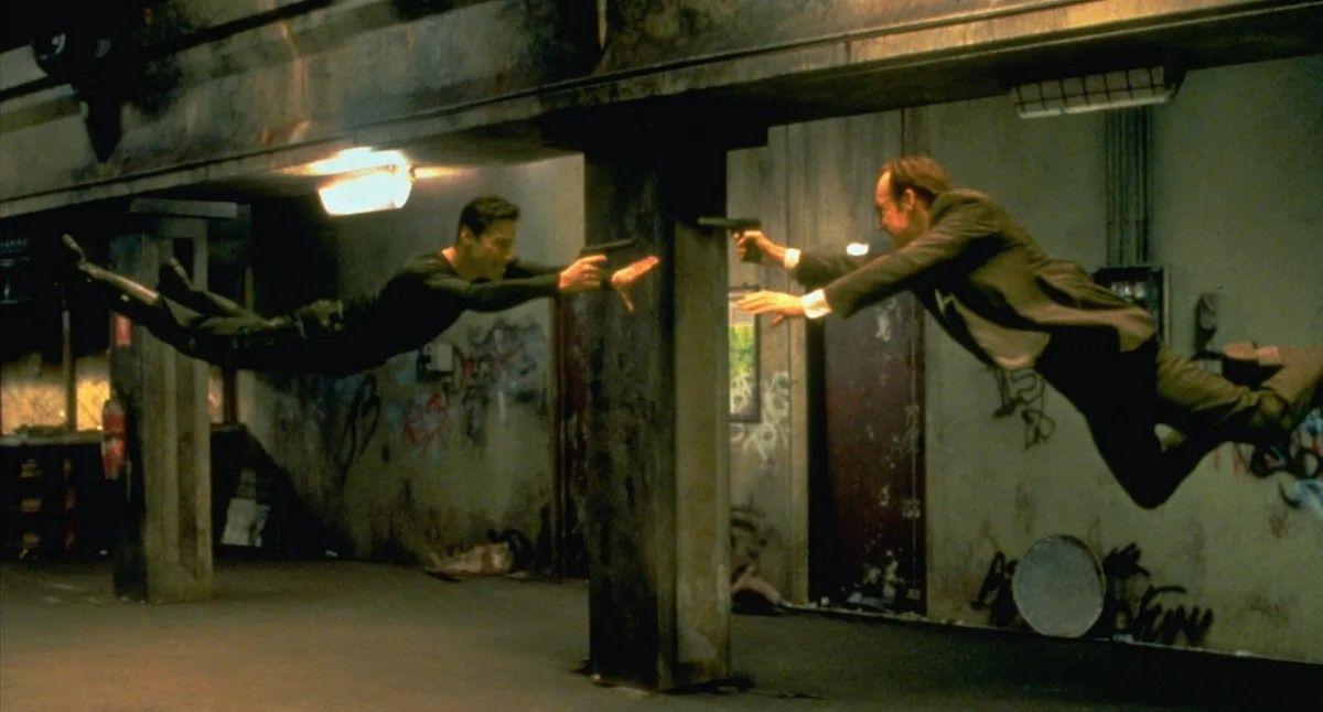 Batalla de artes marciales entre Neo (Keanu Reeves) y el Agente Smith (Hugo Weaving) en 'Matrix'.