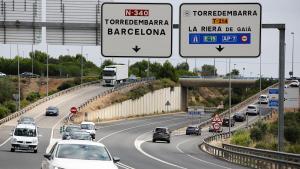 Altafulla - Vilafranca del Penedès 02/09/2018 Sociedad Empiezan los desvíos de camiones de las carreteras N-340 hacia la autopista AP-7, en los tramos peligrosos, como en la foto entre Altafulla y Vilafranca del Penedès, donde los mossos señalizan y ponen carteles luminosos, así como controles para advertir, hoy y multar proximamente a los infractores. FOTO de RICARD CUGAT