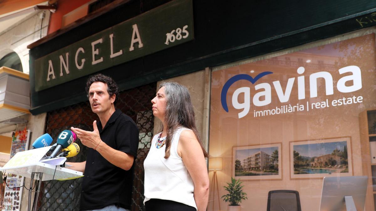 David Pujol y Neus Truyol frente al local cerrado de Ca Donya Angela y un cartel alusivo al PP.