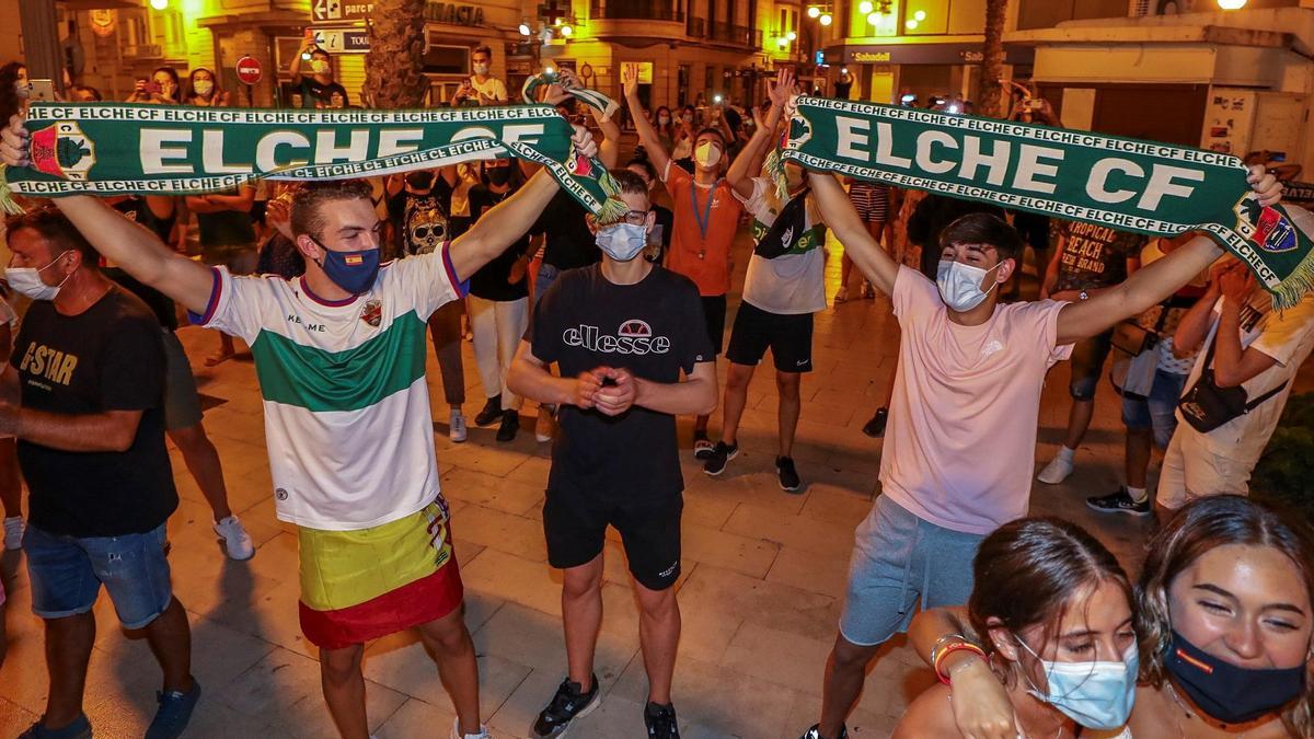Aficionados del Elche la noche del ascenso a Primera División