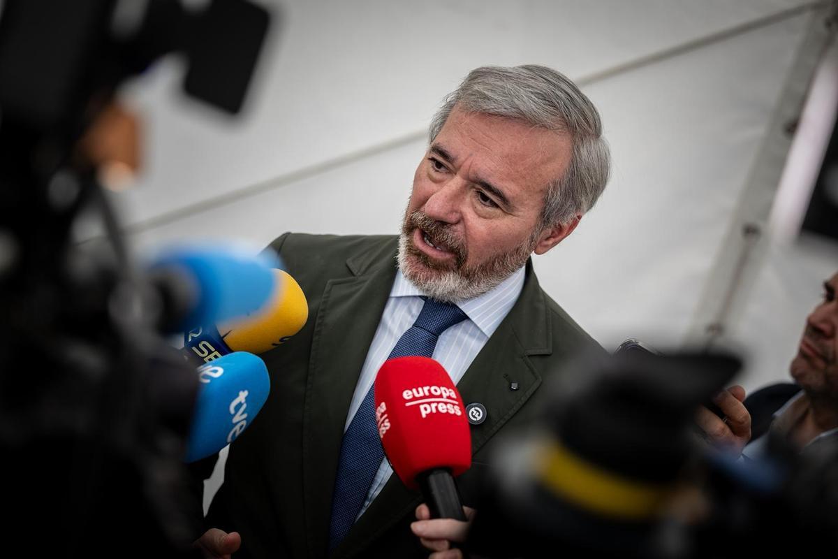 El presidente de Aragón, Jorge Azcón, atiende a los medios este lunes.