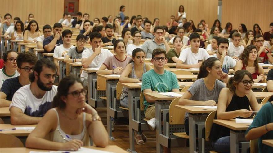 El Parlamento andaluz apoya adelantar la convocatoria de la Selectividad de septiembre a julio