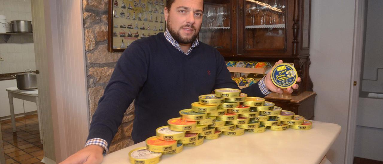 Jesús Lorenzo (CEO y director comercial de la empresa) muestra una de las latas de sardinillas.