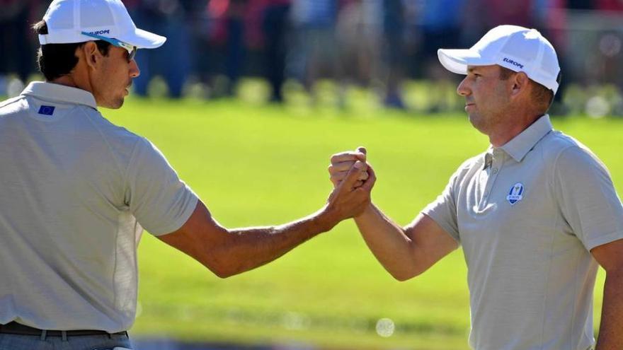 Rafa Cabrera y Sergio García celebran su remontada.