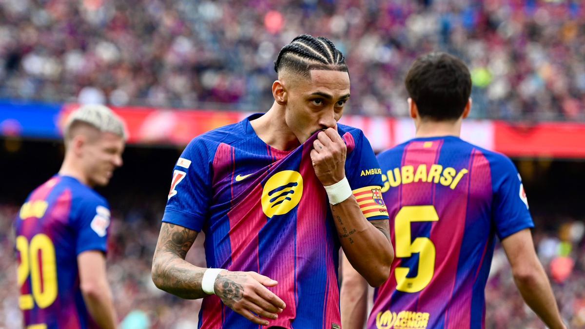 Raphinha se besa el escudo después de marcar un penalti al Sevilla.