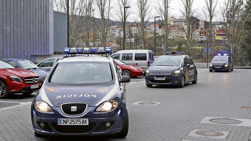 Llegada de los agentes detenidos al edificio judicial el pasado domingo.  // J.Regal