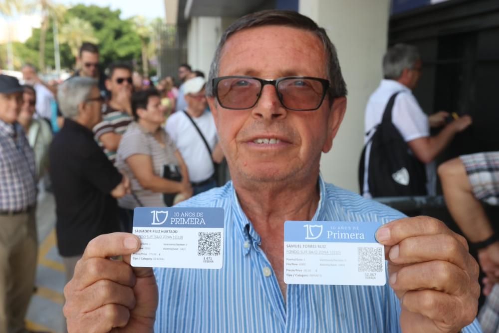 Colas en la Rosaleda para renovar el abono.