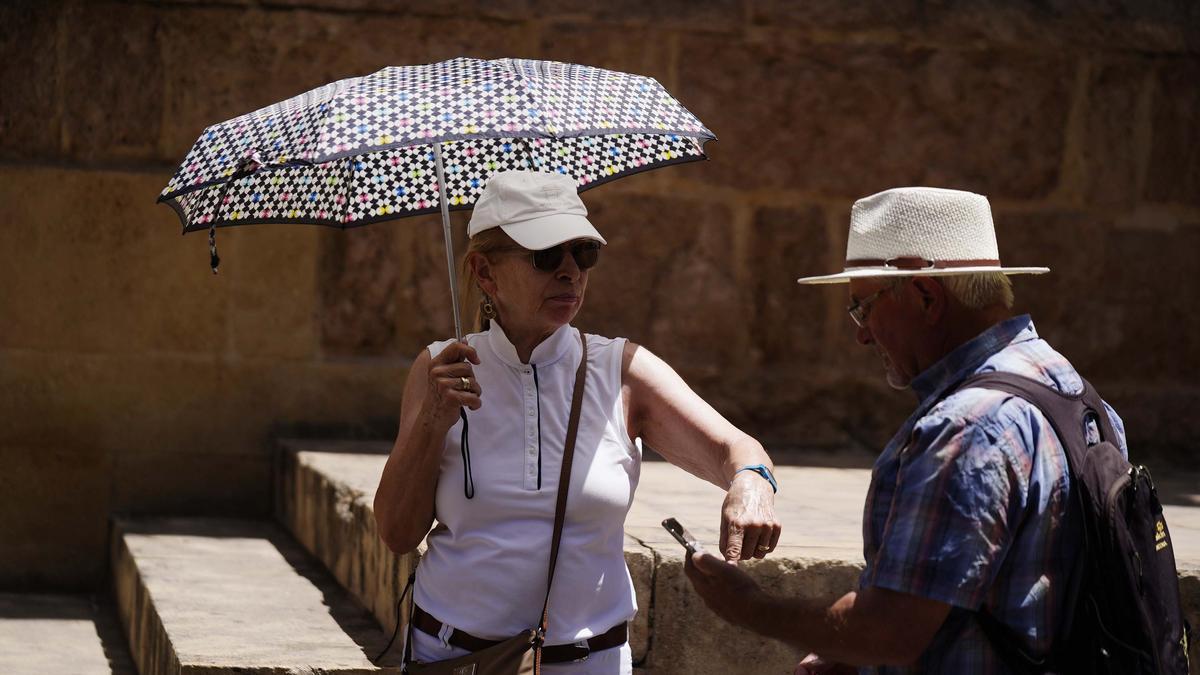 Dos personas pasean en Córdoba en mitad de la ola de calor.
