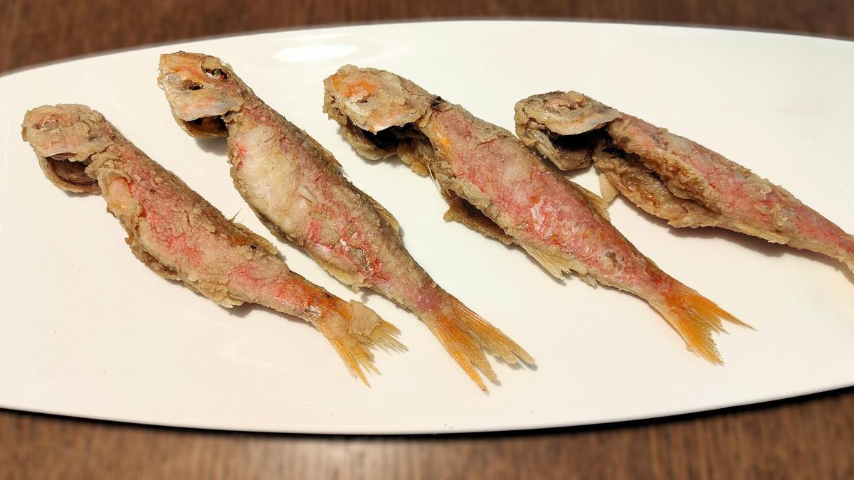 Los salmonetes fritos del bar FM, en Granada.
