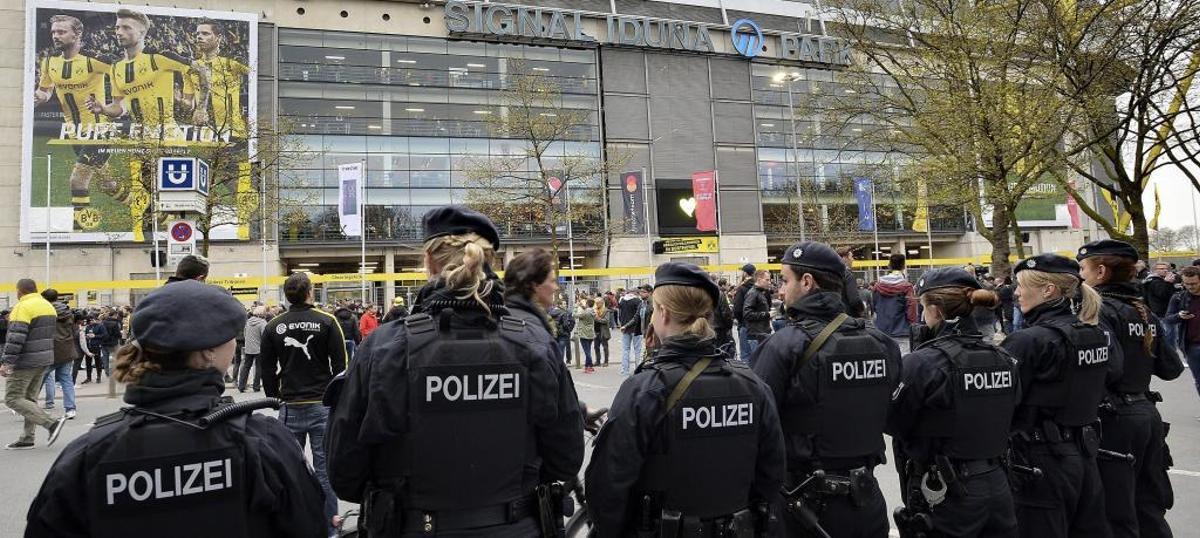 Policía alemana frente al estadio del Borussia Dortmund.