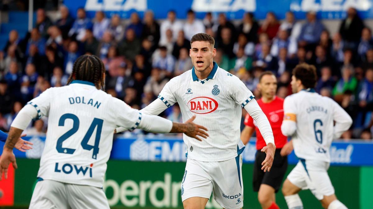 Roberto celebra su gol con Dolan.