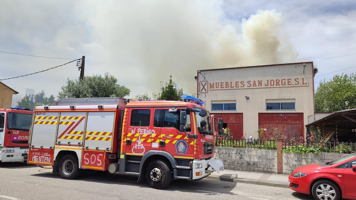 Incendio en una fábrica de muebles en Salceda de Caselas.