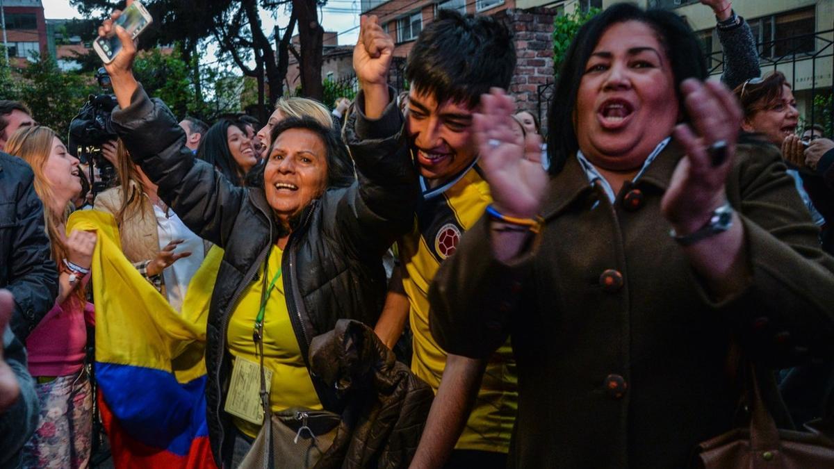 Unas mujeres celebran el triunfo del 'no' en el referéndum para el acuerdo de paz en Colombia.