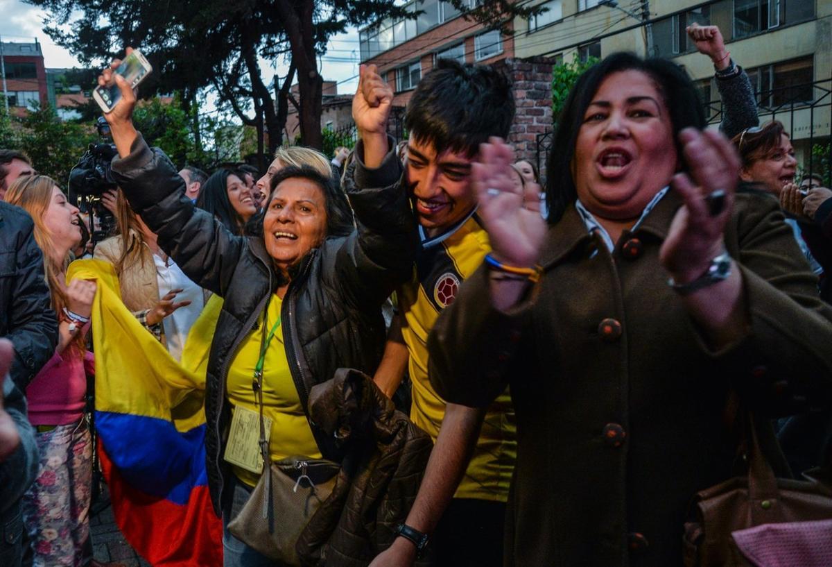 Unas mujeres celebran el triunfo del ’no’ en el referéndum para el acuerdo de paz en Colombia. 