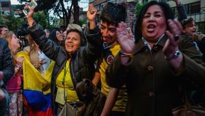 Unas mujeres celebran el triunfo del ’no’ en el referéndum para el acuerdo de paz en Colombia. 