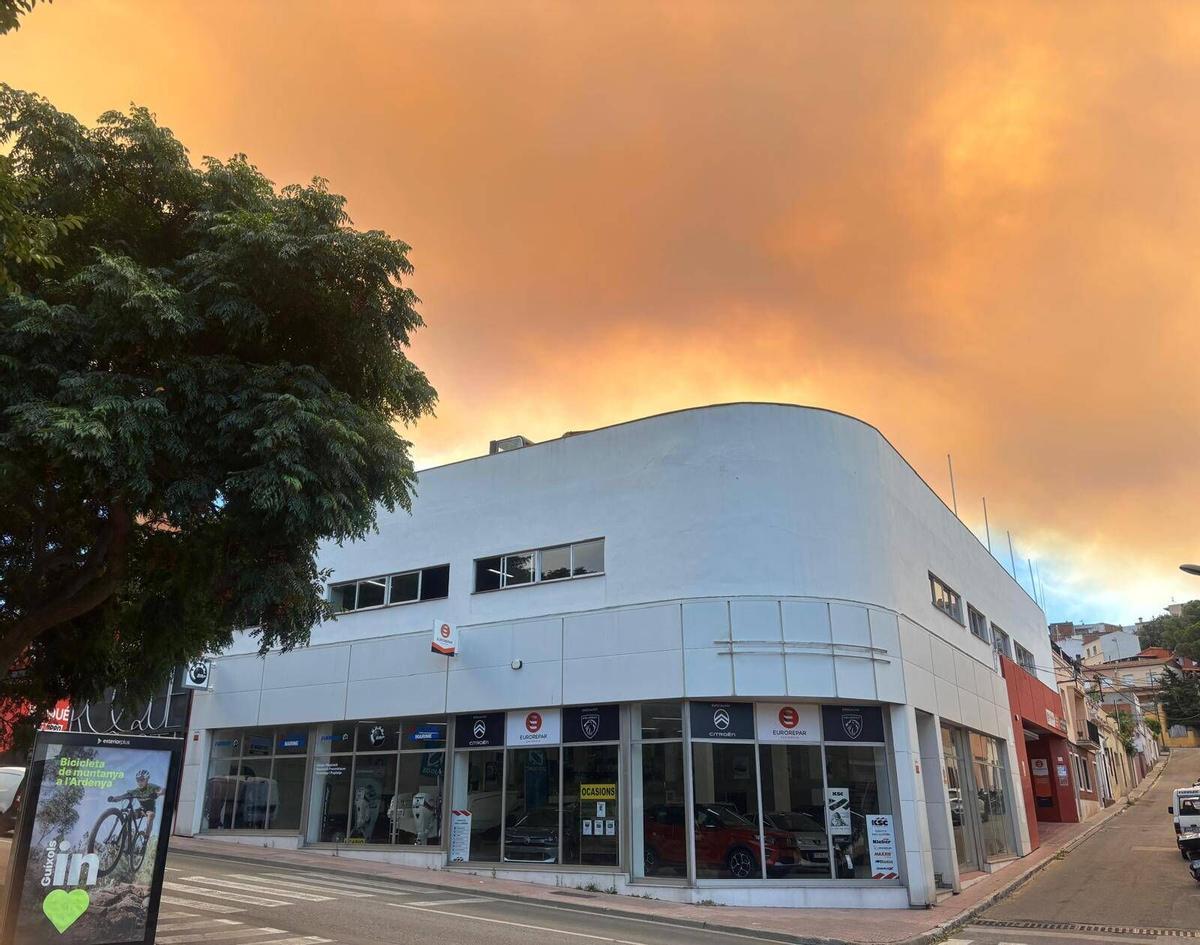Sant Feliu de Guíxols El fum i la cendra de l'incendi de la Bisbal a peu de les Gavarres Sant Feliu de Guíxols El fum i la cendra de l'incendi de la Bisbal a peu de les Gavarres