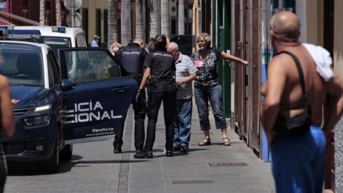 Momento en el que el anciano es detenido por los agentes de la Policía Nacional.