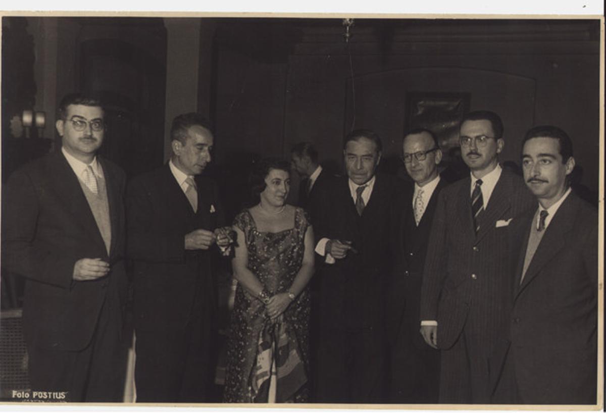 Los ganadores del Premio Joanot Martorell: (de izquierda a derecha) Ramon Floch, Joan Sales, Maria Aurèlia Campany, Josep Pla, Xavier Bengueral, Josep Maria Espinàs y Manuel de Pedrolo.