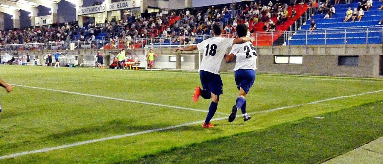 El joven Mario Sesé, de 19 años, celebra el gol del Alzira. | KIKO FELGUERA