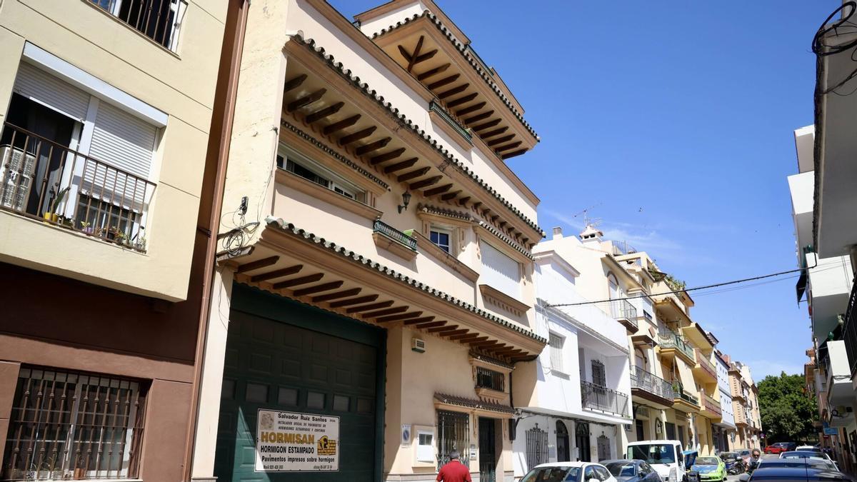 Vivienda de la calle Tulipán de Las Lagunas de Mijas donde se investigan las muertes de dos personas en un incendio.