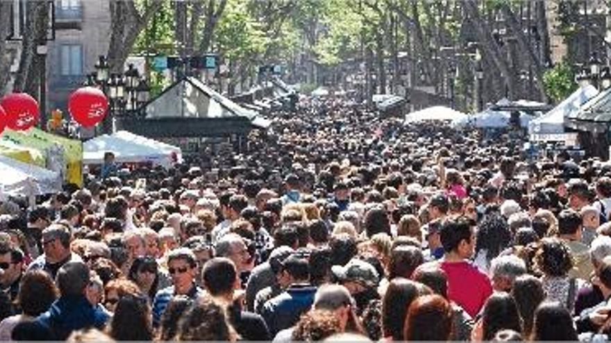 Riuades de gent al centre de la ciutat Els carrers de la capital catalana es van omplir ahir des de primera hora del matí de milers de persones en busca de llibres i roses per regalar. No hi van faltar tampoc els autors, en part, les &quot;estrelles&quot; efímeres de la vetllada.