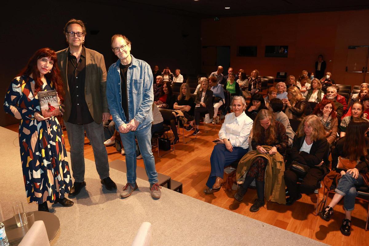 Irisarri, Gil Romero y Giráldez (i-d), en el Club FARO.