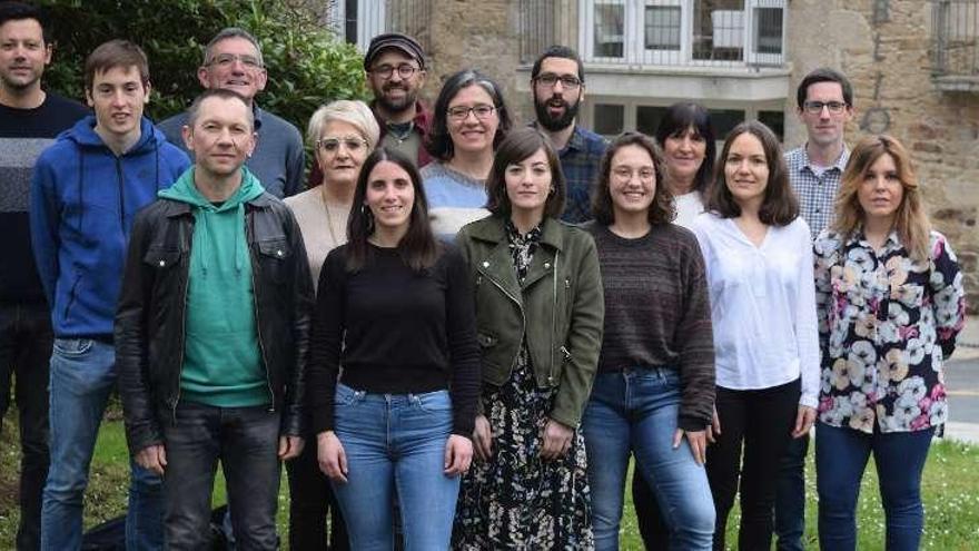 Lara Rodríguez Peña y miembros de su candidatura delante de la biblioteca municipal de Lalín.