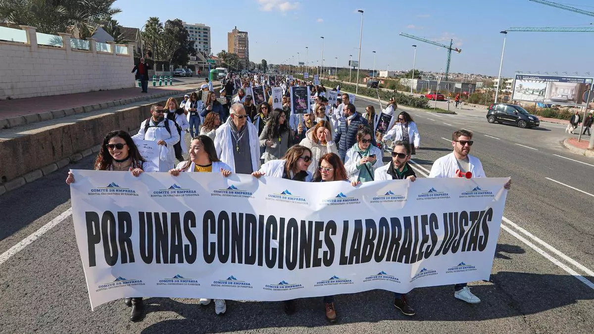 El comité del Hospital de Torrevieja asegura que la nueva ley autonómica equipara al personal laboral con el estatutario