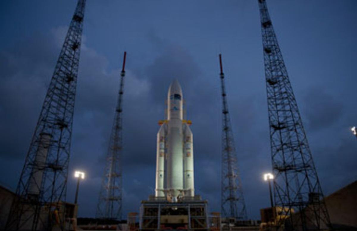 El coet Ariane 5, a punt per enlairar-se a la base de Kourou El coet Ariane 5, a punt per enlairar-se a la base de Kourou