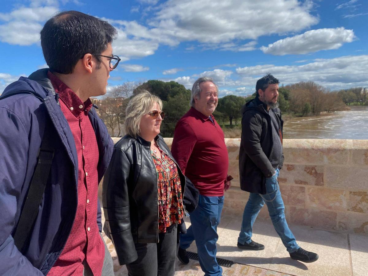El alcalde de IU en Zamora, Francisco Guarido, recorre el puente con sus concejales Pablo Novo, Ana Belén González y Diego Bernardo.