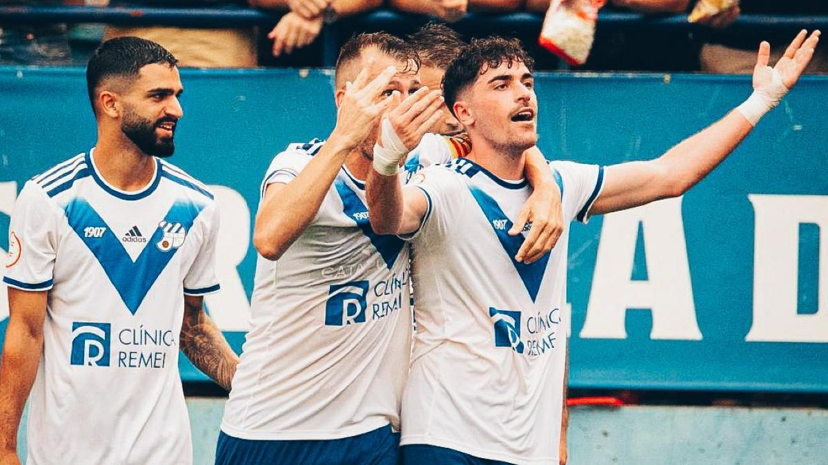 Jugadores del CE Europa celebrando el segundo tanto del partido