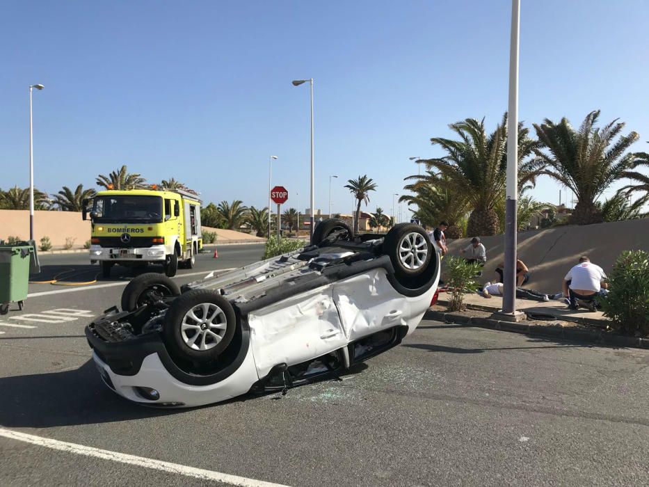 Un coche vuelca tras dar vueltas de campana en Arinaga