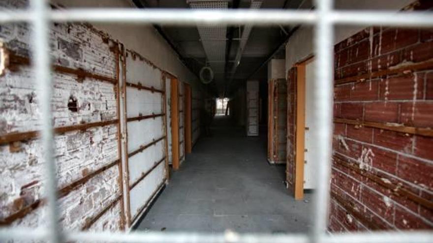 Interior del bloque más antiguo del instituto Pere Maria, donde se han detectado los daños.