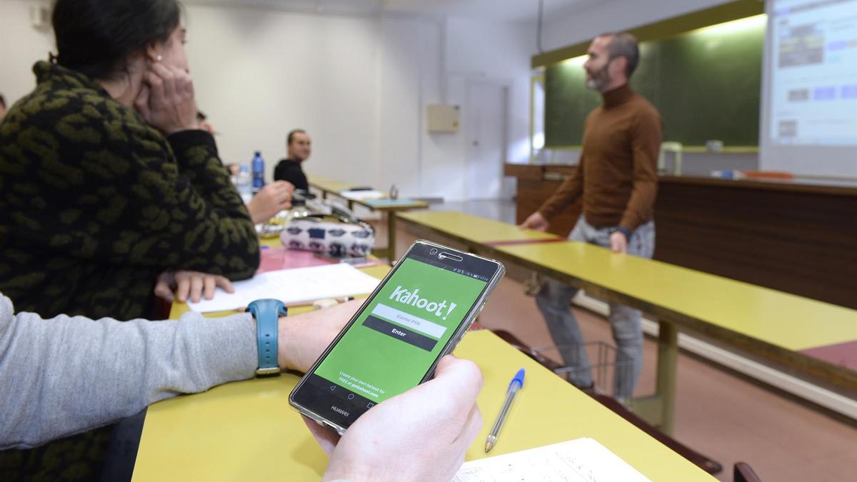 El uso de los móviles en las aulas está prohibido en Madrid desde 2021.
