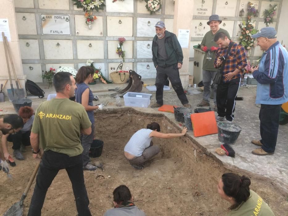 Tareas de exhumación en la fosa de Porreres