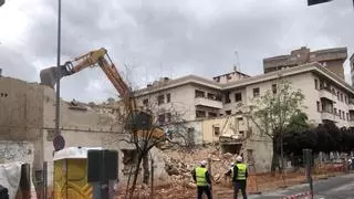 El fin a la degradación en el centro de Cáceres: esta es la nueva imagen de la calle Maluquer tras la demolición de un edificio en ruina