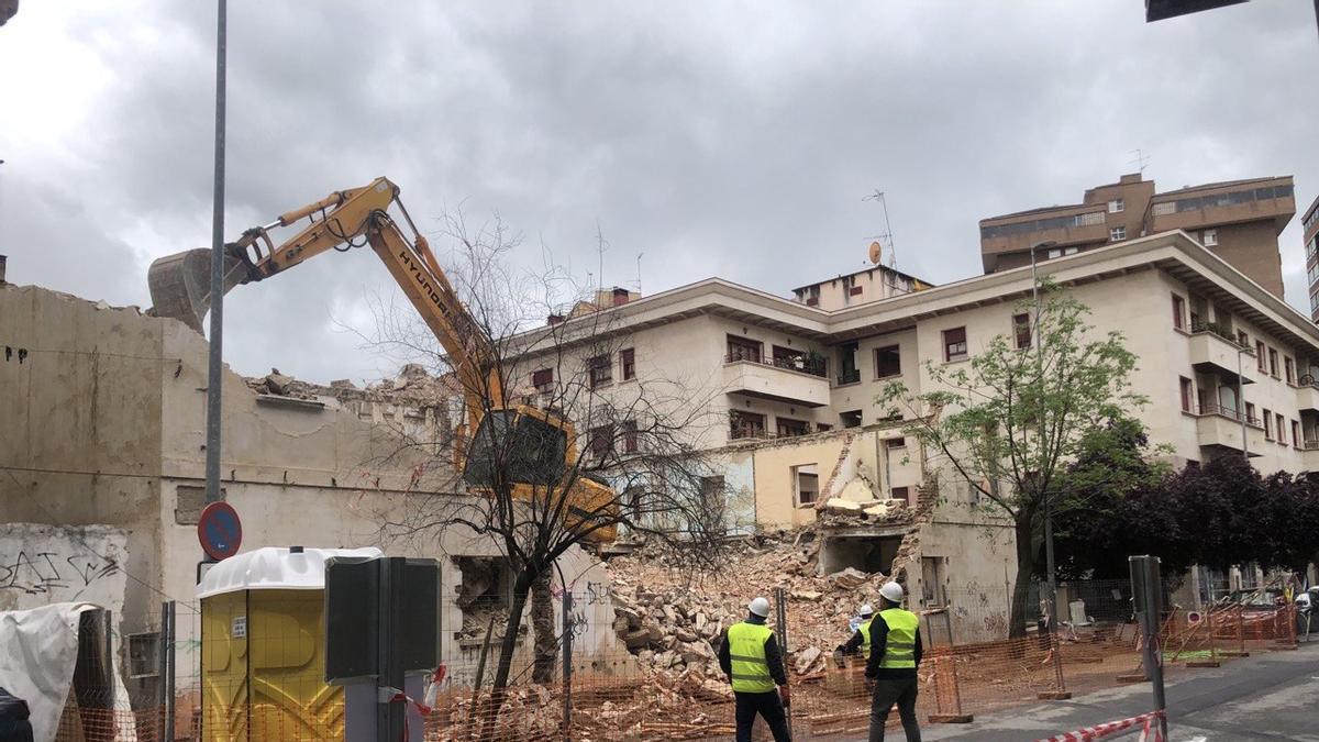 Vídeo | La demolición del histórico edificio de Maluquer dará paso a 17 viviendas de lujo junto a Cánovas en Cáceres
