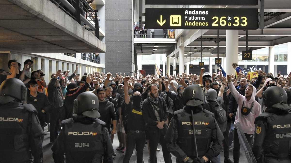 Desalojo y enfrentamientos en el aeropuerto de Barcelona tras el anuncio de la sentencia del ’procés’.