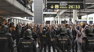desalojo y enfrentamientos en el aeropuerto