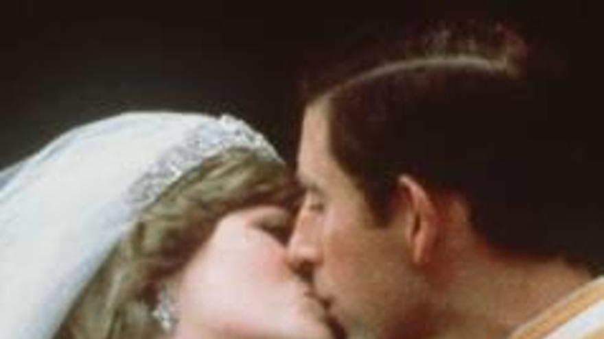 Diana y Carlos de Inglaterra, el día de su boda, el 28 de julio de 1981.