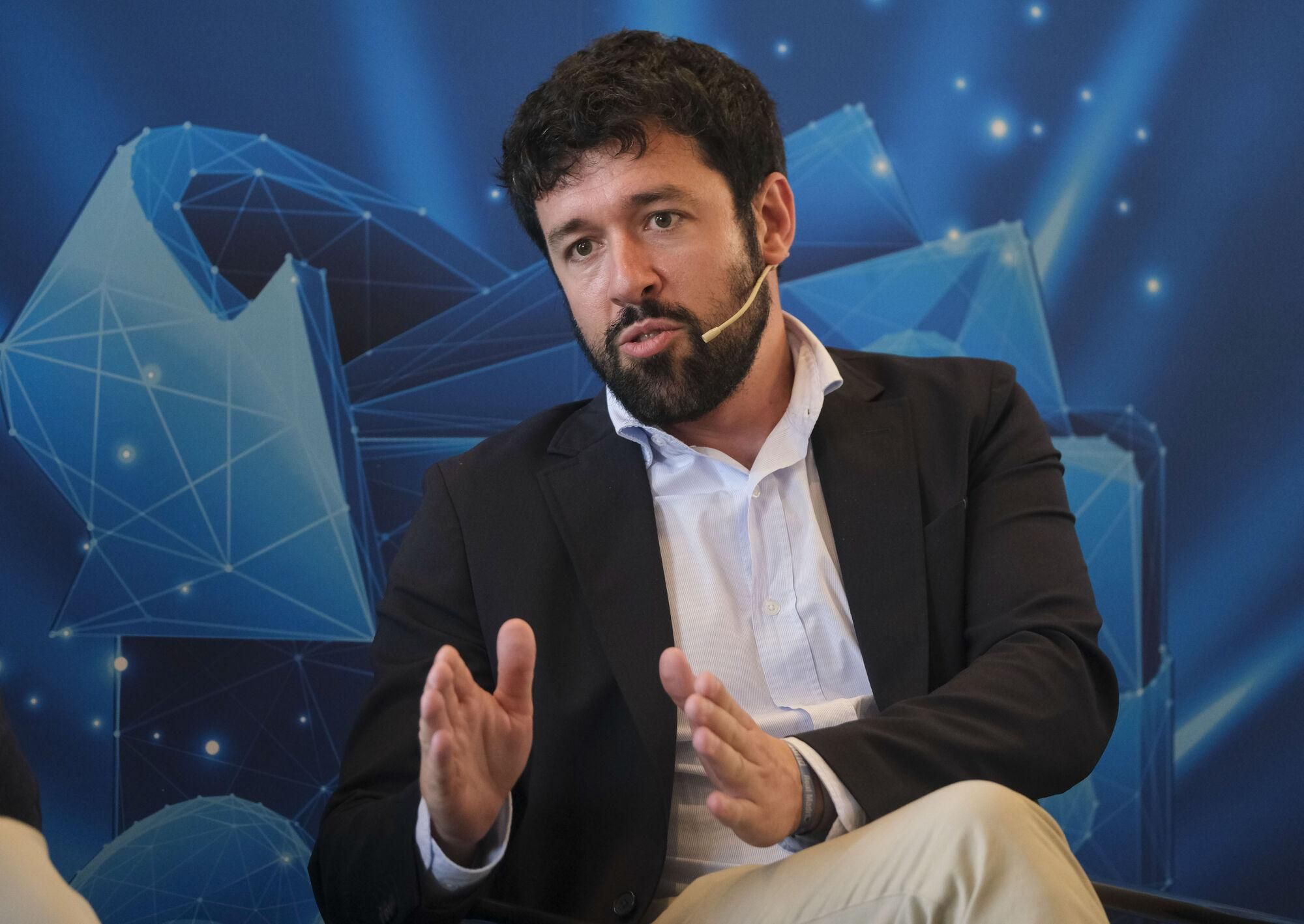 Expertos reunidos por La Opinión apuestan por el conocimiento financiero para superar los actuales tiempos de incertidumbre
