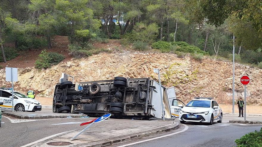 Un camión vuelca en la carretera de Bendinat, en Calvià