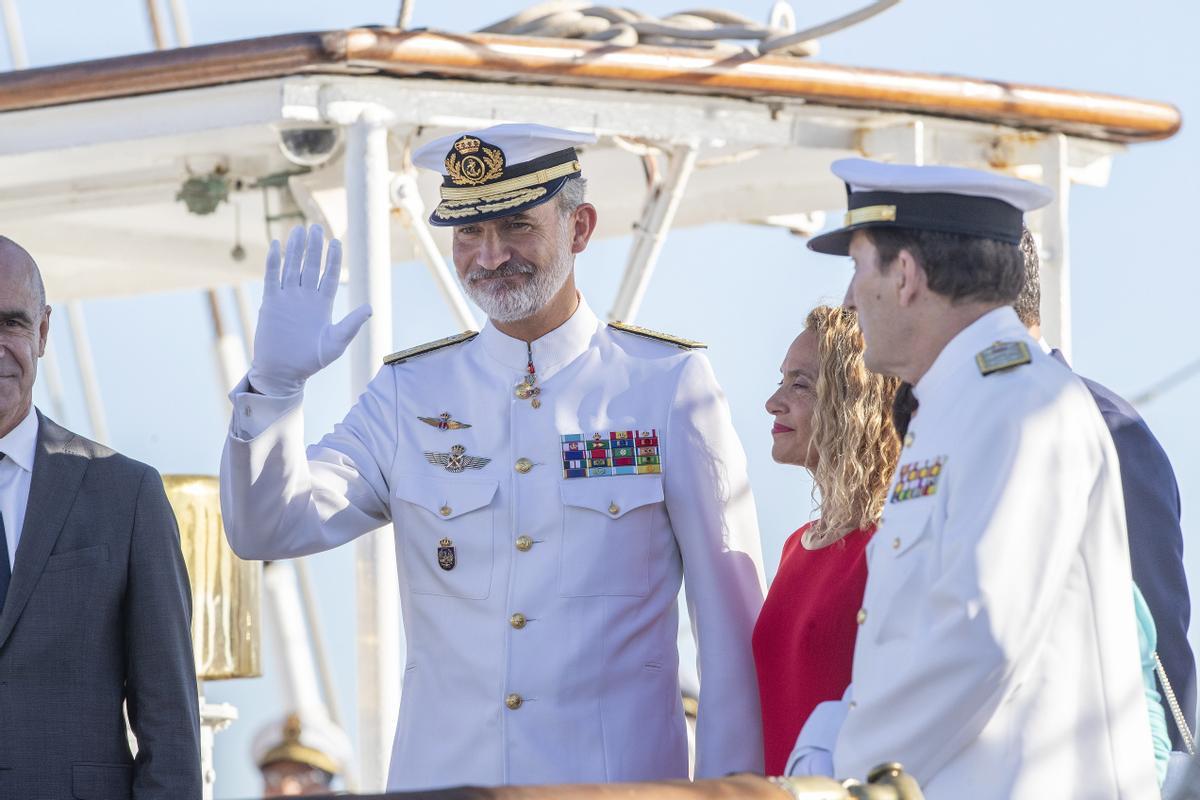 ROTA (CÁDIZ), 06/09/2022.- El rey Felipe VI, junto a la preseidenta del Congreso, Meritxell Batet, saluda a bordo del buque escuela de la Armada Juan Sebastián Elcano en la Base Naval de Rota en al inicio hoy martes de los actos de conmemoración en aguas de Sanlúcar de Barrameda (Cádiz) de una revista naval para conmemorar que hace hoy 500 años regresó a este mismo lugar, tras un viaje de tres años, la nao Victoria, que, comandada por Juan Sebastián Elcano, fue el primer barco de la historia que dio la vuelta al mundo. EFE/ Román Ríos POOL