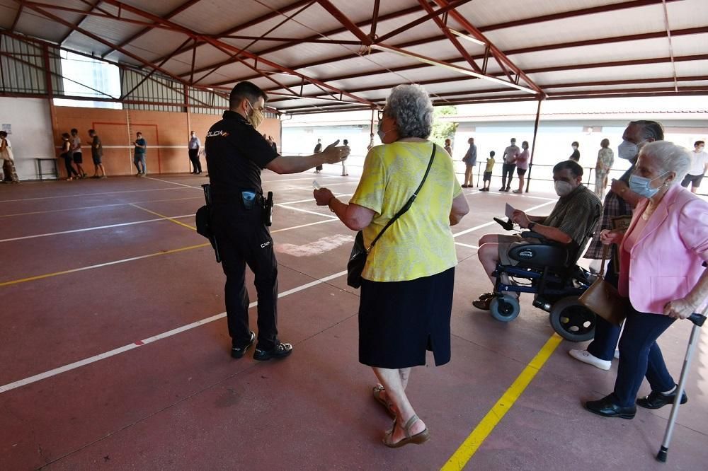 Las imágenes de una jornada tan histórica como atípica en la comunudad gallega. Unos comicios marcados por la pandemia del coronavirus, el calor y el dilema de elegir a quién votar.