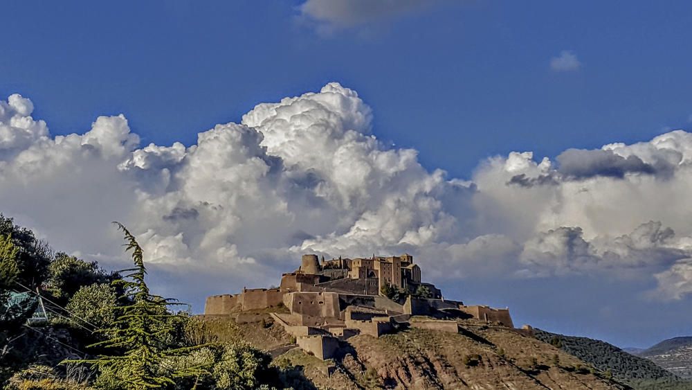 Cardona. Aquests dies podem veure grans nuvolades als municipis de l’entorn. A la imatge, el nostre lector va captar un cúmul que donava una gran bellesa al castell de Cardona