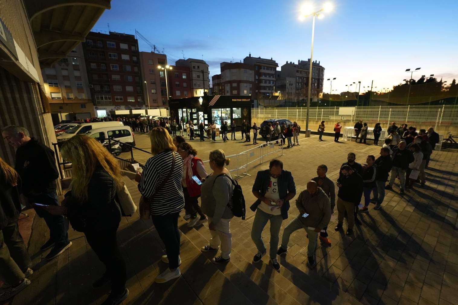 Galería | La afición del Castellón se vuelva en la donación de sangre en Skyfi Castalia